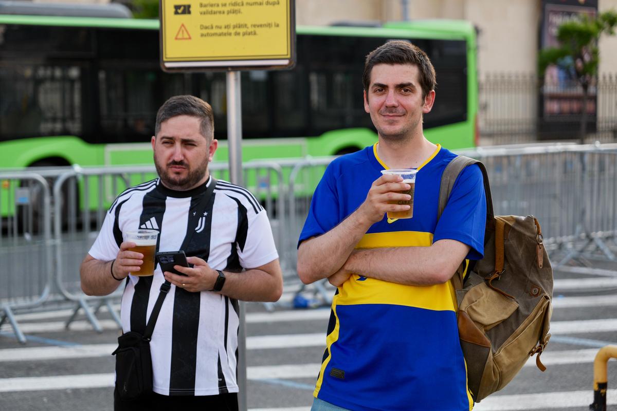 „MessiMania” la București și o apariție specială în centrul Capitalei: cântăreața din Argentina a atras toate privirile în Piața George Enescu. Peste 1.500 de oameni prezenți