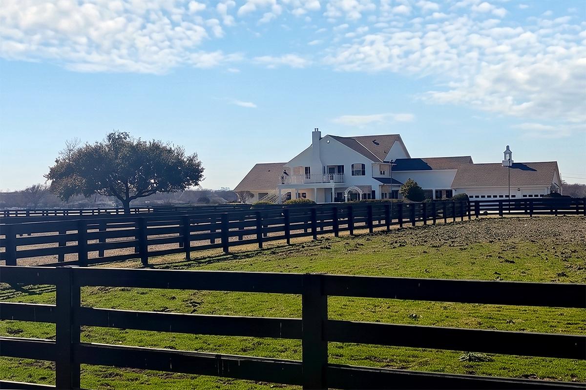 Acasă la J.R. Ewing, capul răutăților din serialul Dallas: cum e în realitate ferma Southfork, locul unde s-a născut capitalismul românesc
