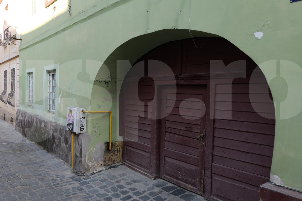 Cum arată casa unde a copilărit miliardarul Ion Țiriac
