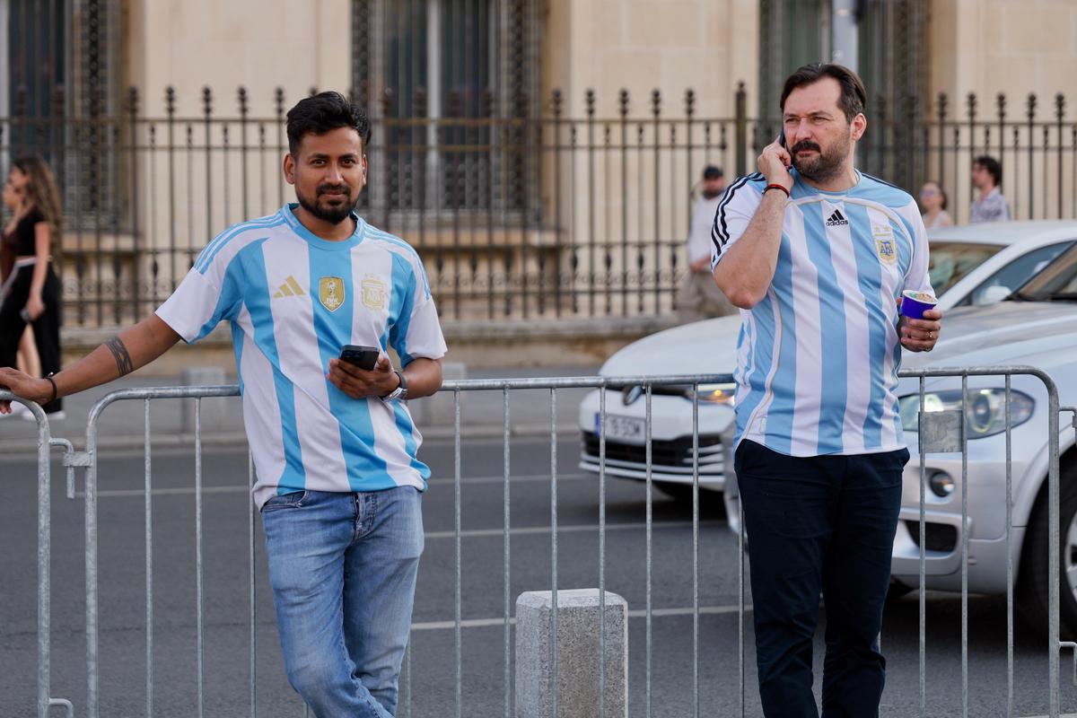 „MessiMania” la București și o apariție specială în centrul Capitalei: cântăreața din Argentina a atras toate privirile în Piața George Enescu. Peste 1.500 de oameni prezenți