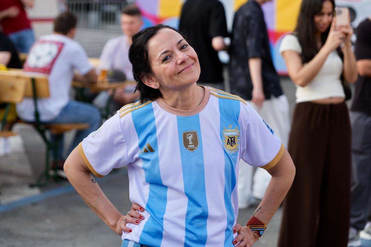 „MessiMania” la București și o apariție specială în centrul Capitalei: cântăreața din Argentina a atras toate privirile în Piața George Enescu. Peste 1.500 de oameni prezenți