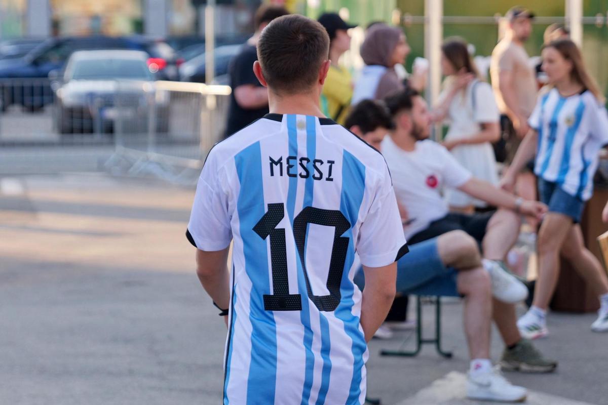 „MessiMania” la București și o apariție specială în centrul Capitalei: cântăreața din Argentina a atras toate privirile în Piața George Enescu. Peste 1.500 de oameni prezenți
