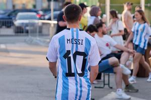 „MessiMania” la București și o apariție specială în centrul Capitalei: cântăreața din Argentina a atras toate privirile în Piața George Enescu. Peste 1.500 de oameni prezenți