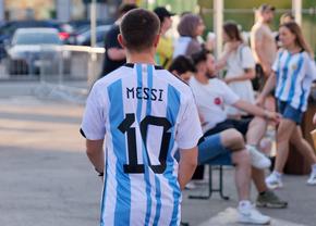 „MessiMania” la București și o apariție specială în centrul Capitalei: cântăreața din Argentina a atras toate privirile în Piața George Enescu. Peste 1.500 de oameni prezenți
