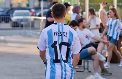 „MessiMania” la București și o apariție specială în centrul Capitalei: cântăreața din Argentina a atras toate privirile în Piața George Enescu. Peste 1.500 de oameni prezenți