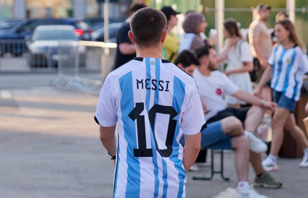 „MessiMania” la București și o apariție specială în centrul Capitalei: cântăreața din Argentina a atras toate privirile în Piața George Enescu. Peste 1.500 de oameni prezenți