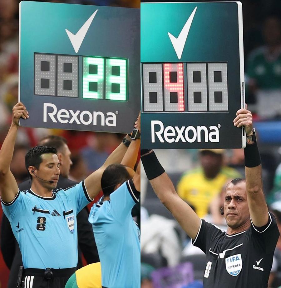Arbitrii de rezervă ridică brațele pentru a arăta tabela luminoasă și descoperă sigla Rexona pe la subraț Marketing genial la Mondial! » Detaliul strategic prins de camerele de televiziune la arbitrii de rezervă