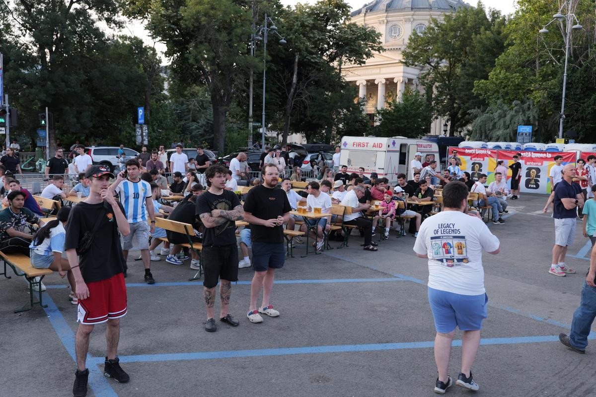 „MessiMania” la București și o apariție specială în centrul Capitalei: cântăreața din Argentina a atras toate privirile în Piața George Enescu. Peste 1.500 de oameni prezenți
