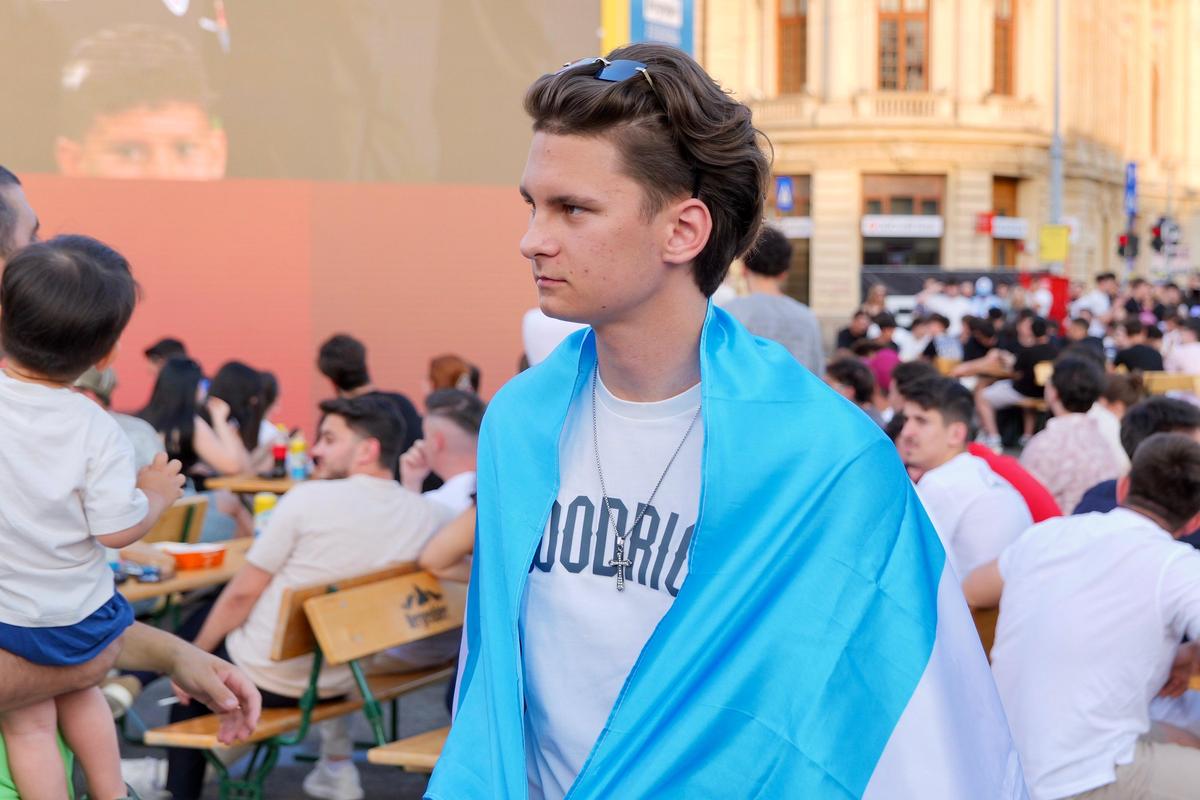 „MessiMania” la București și o apariție specială în centrul Capitalei: cântăreața din Argentina a atras toate privirile în Piața George Enescu. Peste 1.500 de oameni prezenți