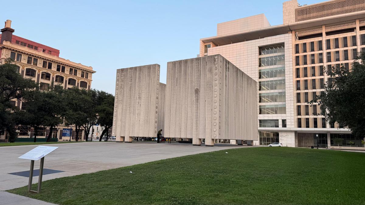 Dealey Plaza, locul în care a fost asasinat John F. Kennedy