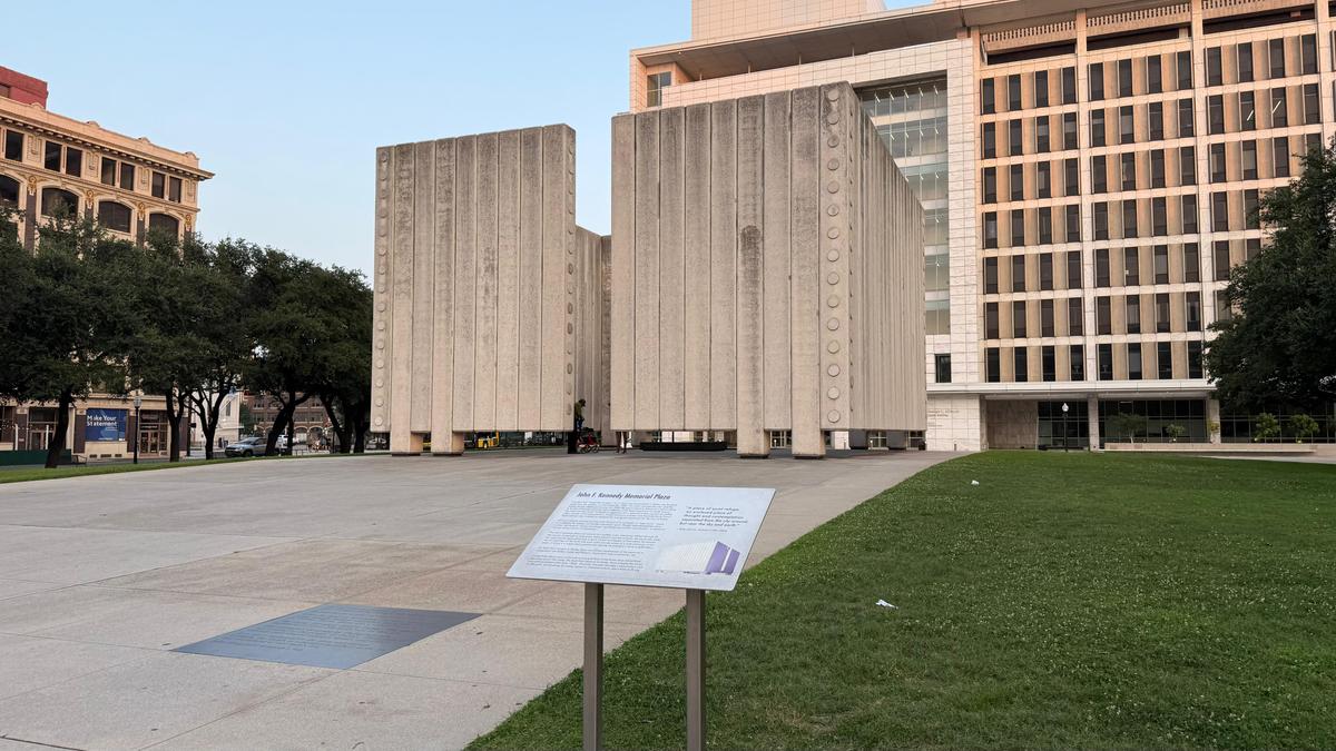 Dealey Plaza, locul în care a fost asasinat John F. Kennedy