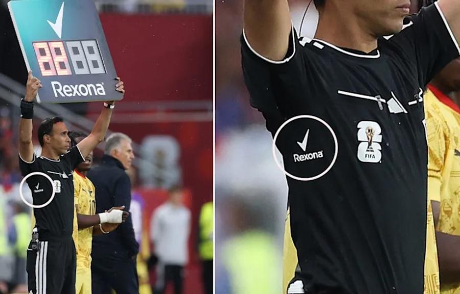 Arbitrii de rezervă ridică brațele pentru a arăta tabela luminoasă și descoperă sigla Rexona pe la subraț Marketing genial la Mondial! » Detaliul strategic prins de camerele de televiziune la arbitrii de rezervă