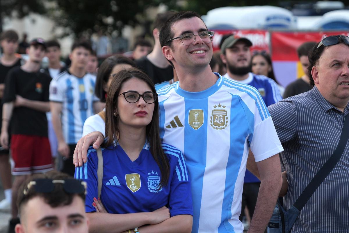 Cum s-a trăit la București meciul Argentinei cu Austria: frenezie pentru Messi în piața George Enescu