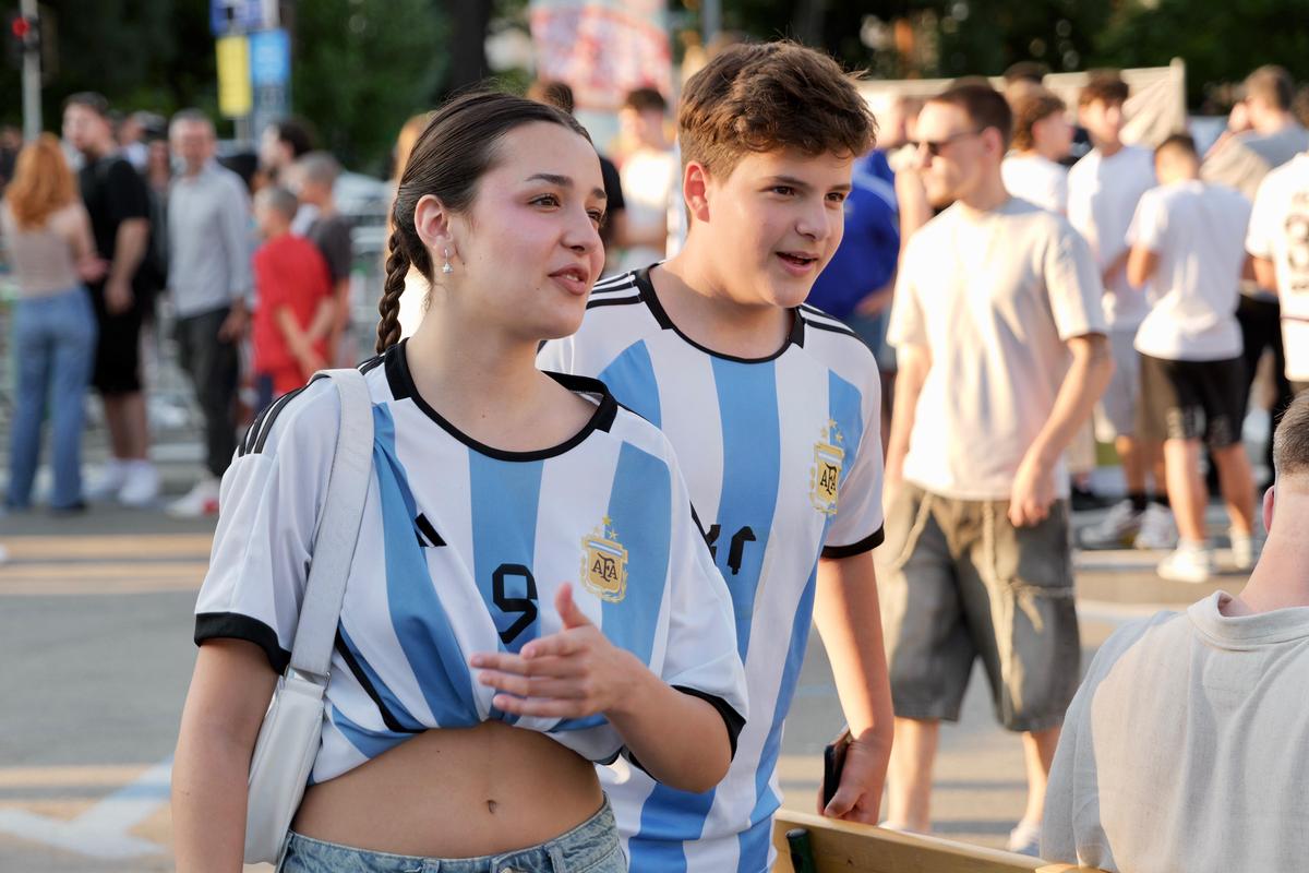 „MessiMania” la București și o apariție specială în centrul Capitalei: cântăreața din Argentina a atras toate privirile în Piața George Enescu. Peste 1.500 de oameni prezenți