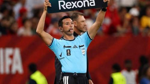 Arbitrii de rezervă ridică brațele pentru a arăta tabela luminoasă și descoperă sigla Rexona pe la subraț