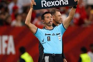 Marketing FIFA genial la Mondial » Detaliul strategic surprins de camerele de televiziune la arbitrii de rezervă