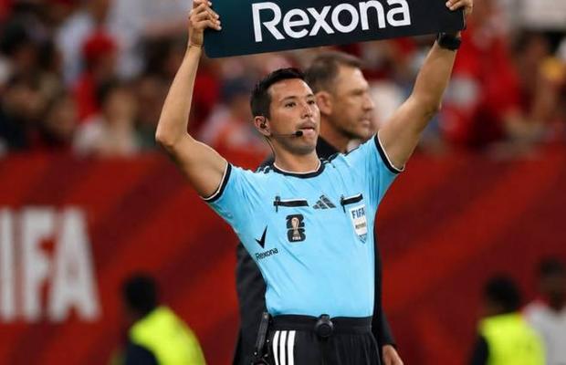Marketing genial la Mondial! » Detaliul strategic prins de camerele de televiziune la arbitrii de rezervă
