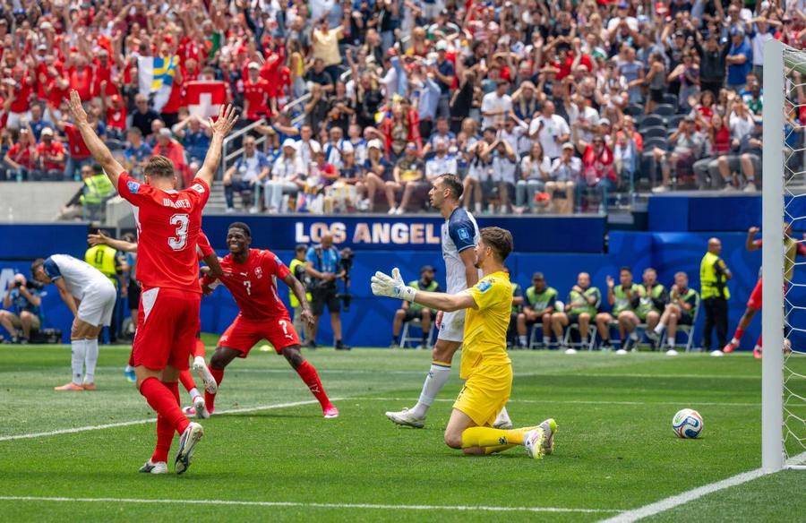 Elvețianu Johan Manzambi a jucat 25 de minute în meciul cu Qatar (1-1) și apoi 19 în cel cu Bosnia-Herțegovina / Foto: Imago Perla finalistei Europa League strălucește la Mondial » Coșmarul Bosniei a ajuns deja pe radarul multor cluburi