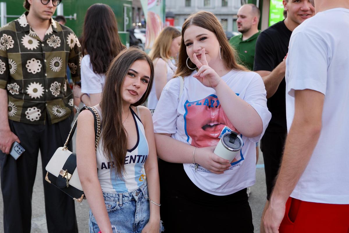 „MessiMania” la București și o apariție specială în centrul Capitalei: cântăreața din Argentina a atras toate privirile în Piața George Enescu. Peste 1.500 de oameni prezenți