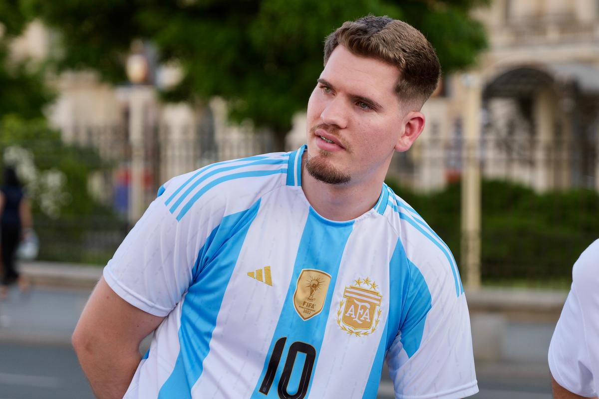 „MessiMania” la București și o apariție specială în centrul Capitalei: cântăreața din Argentina a atras toate privirile în Piața George Enescu. Peste 1.500 de oameni prezenți