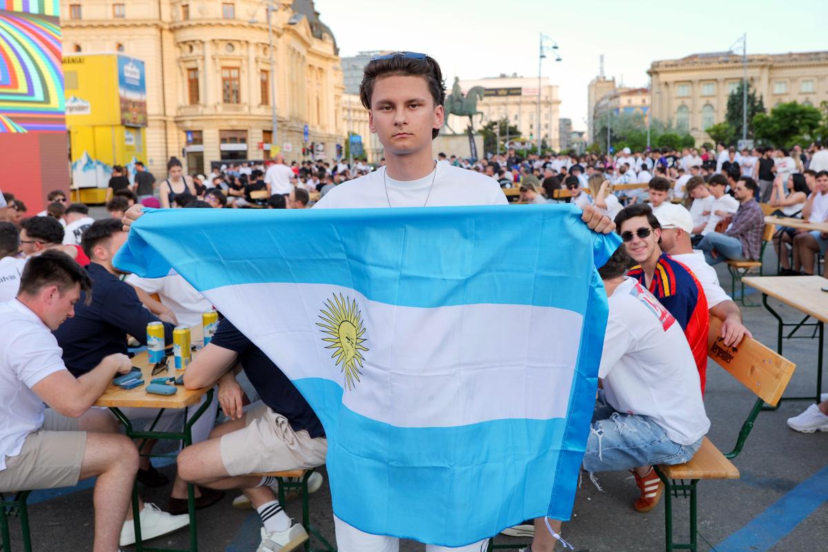 „MessiMania” la București și o apariție specială în centrul Capitalei: cântăreața din Argentina a atras toate privirile în Piața George Enescu. Peste 1.500 de oameni prezenți
