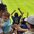 Fanul cu un bebeluș în brațe și-a cerut iubita în căsătorie fix când Uruguay primea golul egalizator / Foto: X EUB