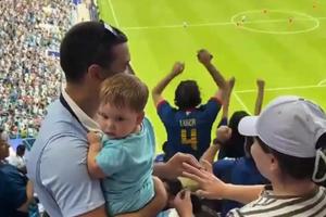 Le-a stricat cel mai fericit moment » Ce s-a întâmplat cu un fan care și-a cerut iubita de soție pe stadion!