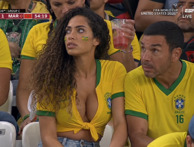 Comentariul TV clonat, femei frumoase inexistente și „Hitler” din tribuna ...