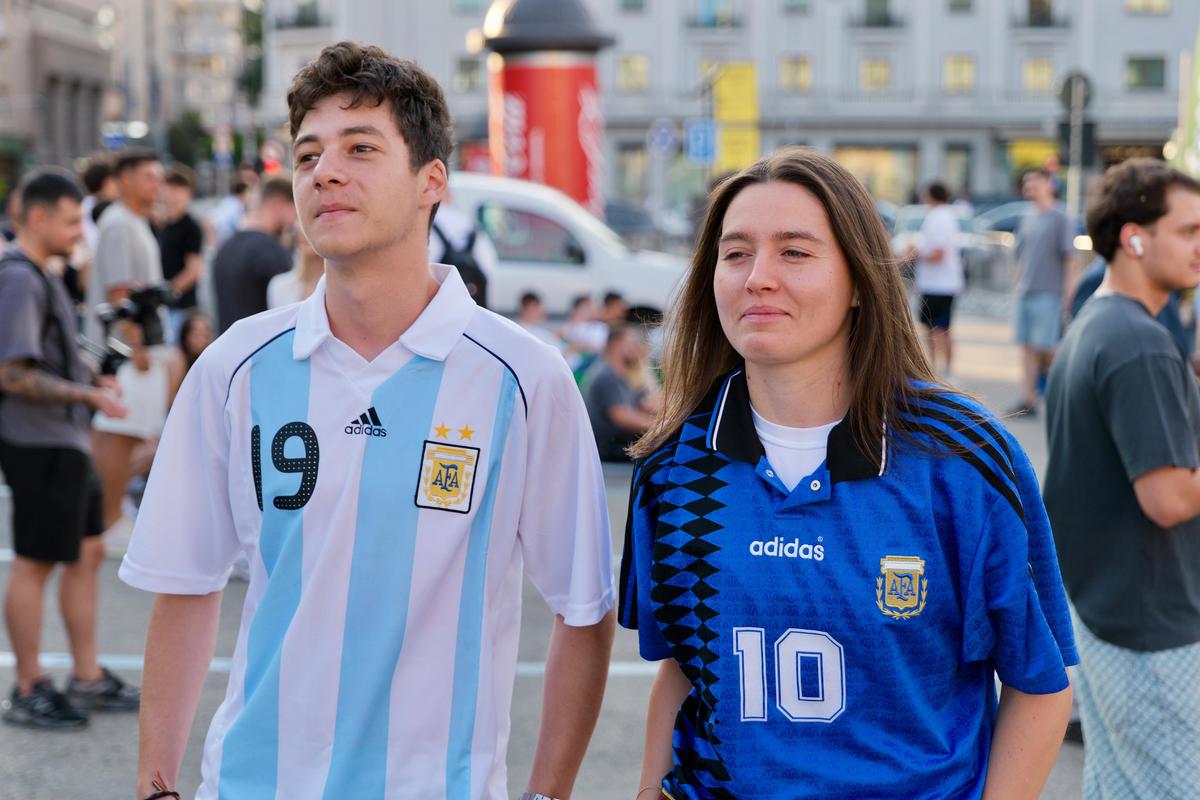 „MessiMania” la București și o apariție specială în centrul Capitalei: cântăreața din Argentina a atras toate privirile în Piața George Enescu. Peste 1.500 de oameni prezenți