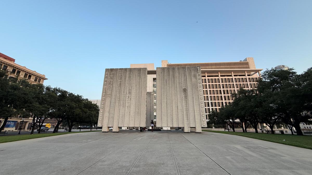 La 30 de kilometri de impunătorul AT&T Stadium, reporterii GSP au găsit „X-urile” care marchează momentul de cotitură al SUA