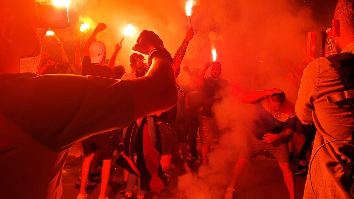 VIDEO + FOTO Fanii celor de la FCSB au făcut spectacol la baza din Berceni, după câștigarea Cupei României