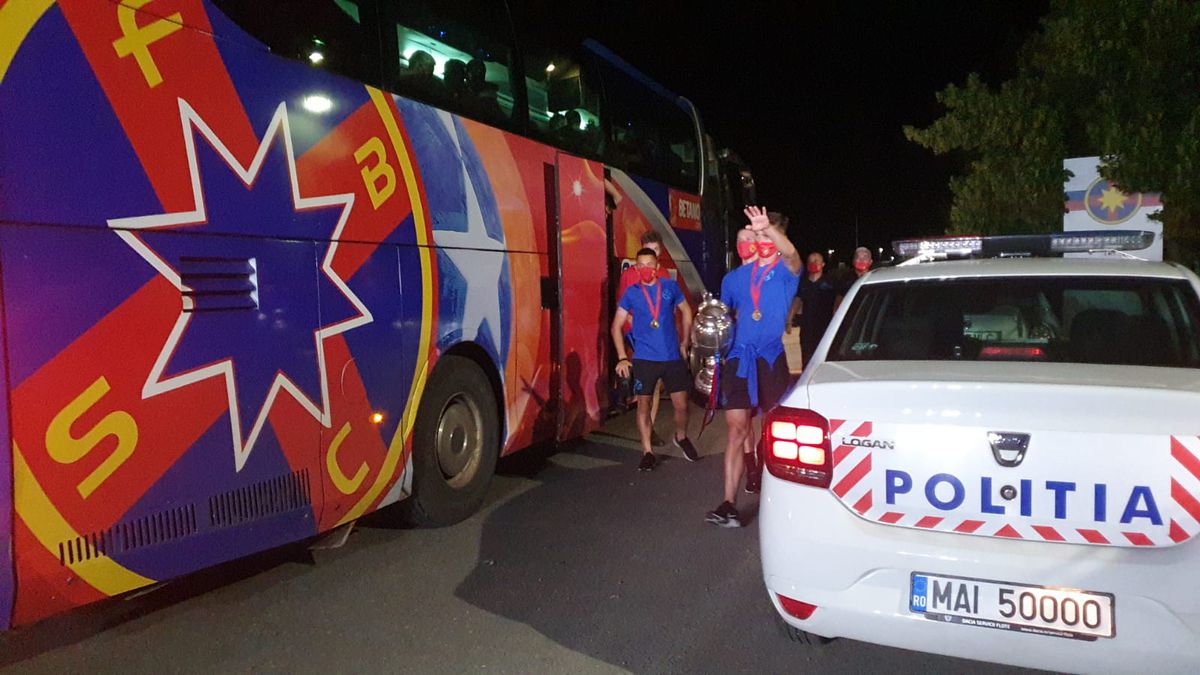 VIDEO + FOTO Fanii celor de la FCSB au făcut spectacol la baza din Berceni, după câștigarea Cupei României