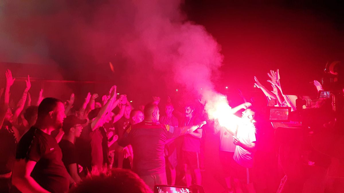VIDEO + FOTO Fanii celor de la FCSB au făcut spectacol la baza din Berceni, după câștigarea Cupei României