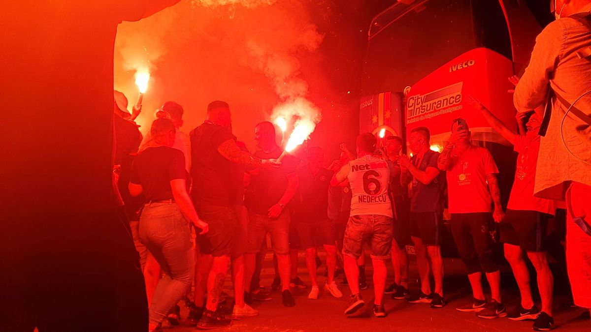 VIDEO + FOTO Fanii celor de la FCSB au făcut spectacol la baza din Berceni, după câștigarea Cupei României