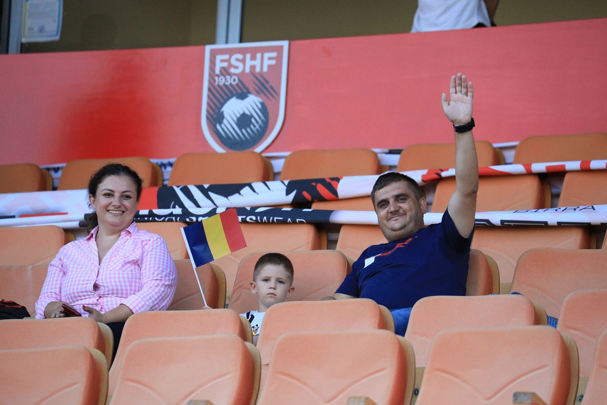 Fanii lui CSU Craiova n-au mai rezistat, după eșecul din Albania: „Demisia” » Și jucătorii au fost luați la rost: „Jaloane! Doar el e fotbalist”