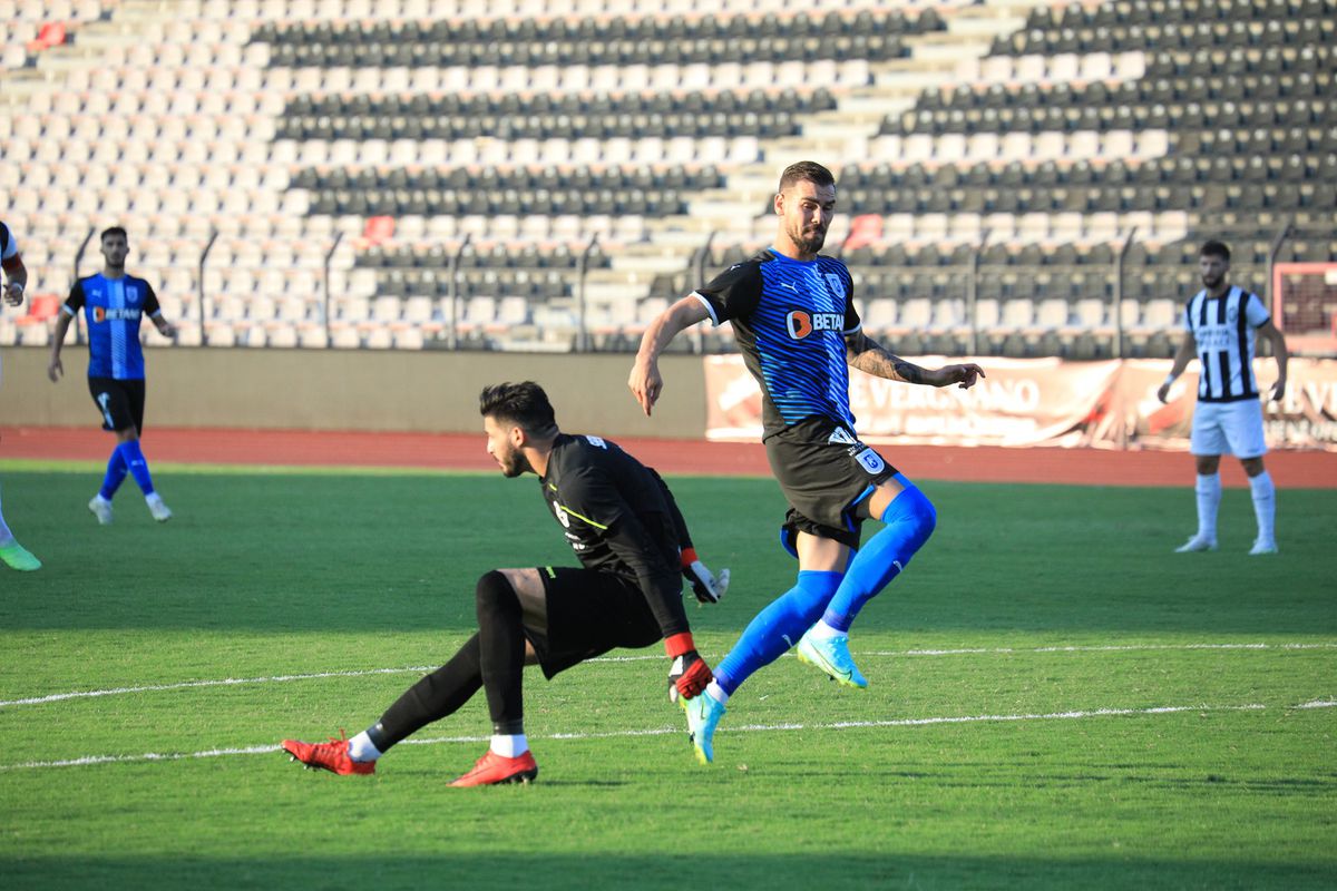 Fanii lui CSU Craiova n-au mai rezistat, după eșecul din Albania: „Demisia” » Și jucătorii au fost luați la rost: „Jaloane! Doar el e fotbalist”