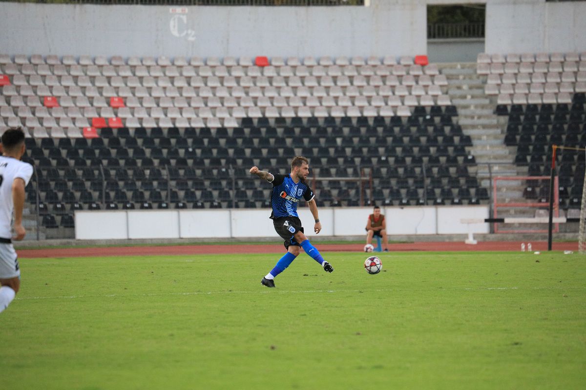 Fanii lui CSU Craiova n-au mai rezistat, după eșecul din Albania: „Demisia” » Și jucătorii au fost luați la rost: „Jaloane! Doar el e fotbalist”