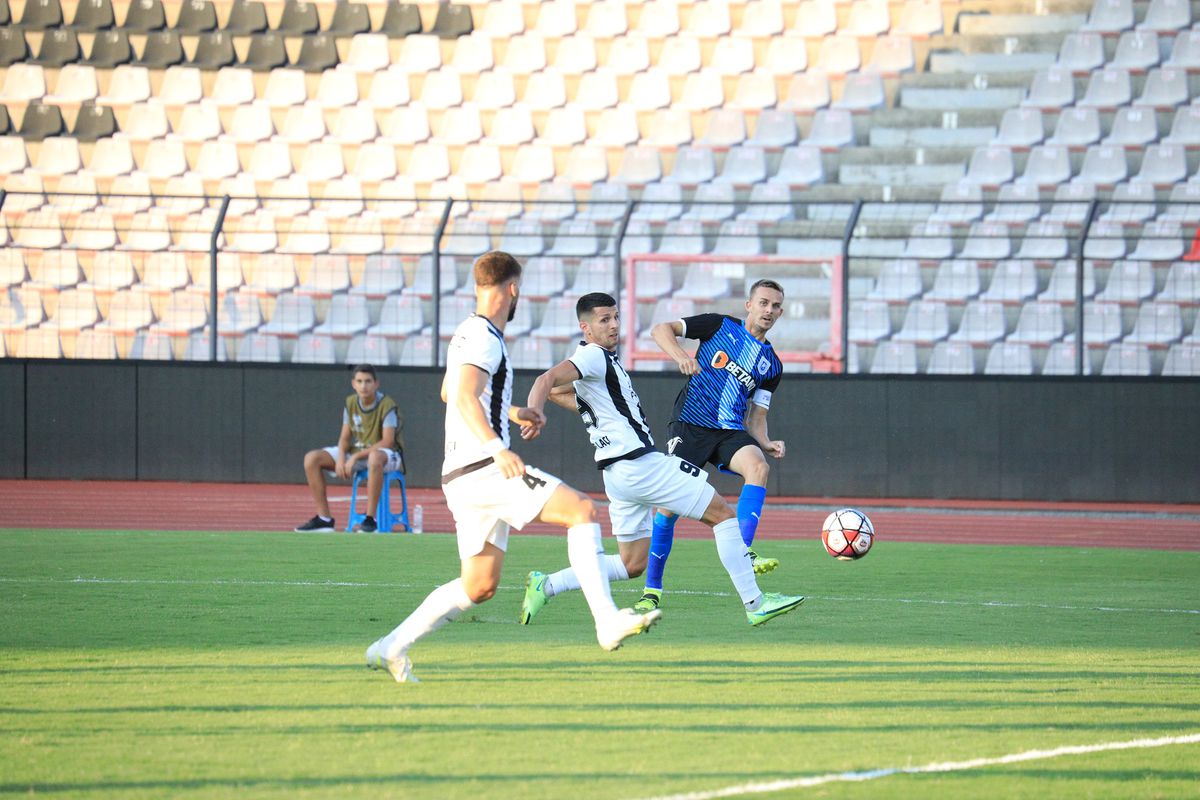 Fanii lui CSU Craiova n-au mai rezistat, după eșecul din Albania: „Demisia” » Și jucătorii au fost luați la rost: „Jaloane! Doar el e fotbalist”