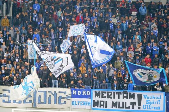 CS Universitatea Craiova a fost învinsă de albanezii de la Laci, scor 0-1, în prima manșă a turului 2 preliminar din UEFA Conference League. Fanii olteni i-au cerut demisia antrenorului grec Marinos Ouzounidis (52 de ani).