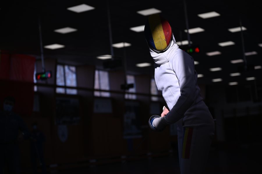 Ana Maria Popescu în sala de scrimă din Ghencea FOTO Raed Krishan Jurnal de campioană olimpică » Spadasina Ana Maria Popescu s-a lăsat urmărită de GSP timp de un an
