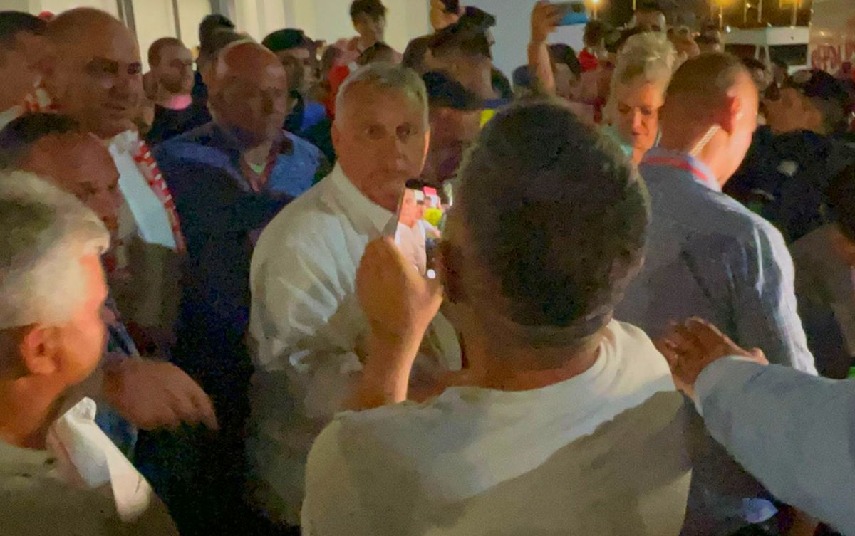 Cum s-a purtat Viktor Orban, premierul Ungariei, cu fanii care l-au așteptat până după miezul nopții