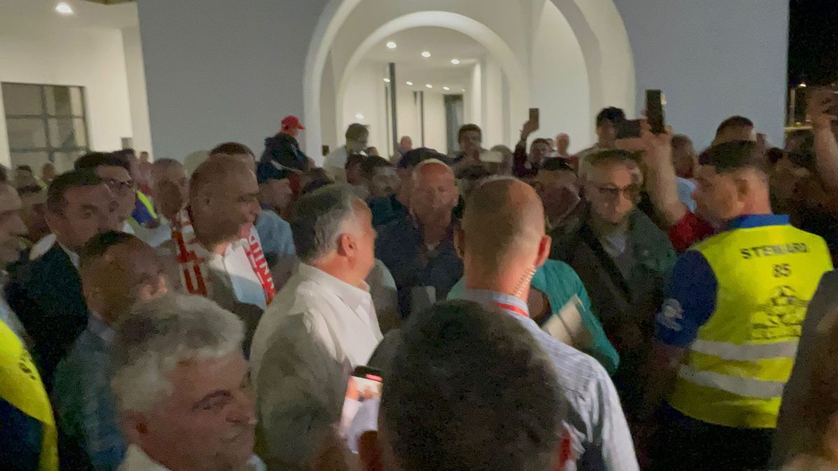 Viktor Orban, premierul Ungariei, a apărut cu fularul lui Sepsi la gât și a fost aplaudat de întreg stadionul » SPP-ul i-a controlat până și pe jurnaliști!