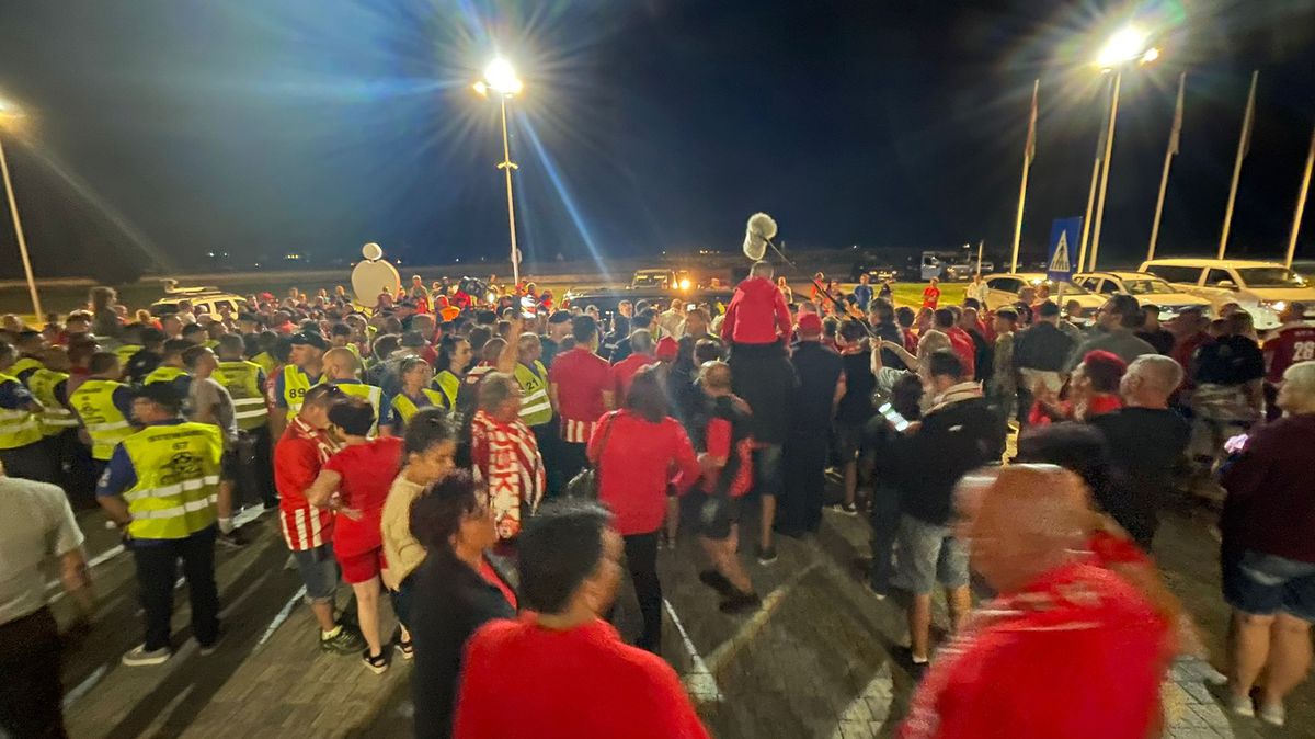 Viktor Orban, premierul Ungariei, a apărut cu fularul lui Sepsi la gât și a fost aplaudat de întreg stadionul » SPP-ul i-a controlat până și pe jurnaliști!