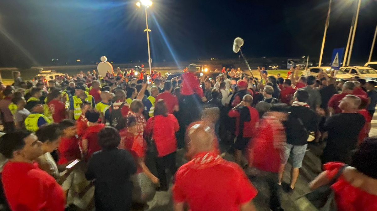 Viktor Orban, premierul Ungariei, a apărut cu fularul lui Sepsi la gât și a fost aplaudat de întreg stadionul » SPP-ul i-a controlat până și pe jurnaliști!