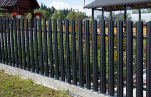 Gard din șipcă metalică – avantaje pentru o gospodărie modernă