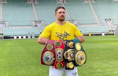 Campionul mondial de box la categoria grea se apucă de fotbal! Cu ce echipă a semnat și când debutează