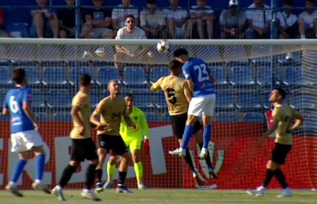 Fază ciudată în Farul - Voluntari » Ambulanță pe teren și penalty dictat cu VAR după 3 minute + Verdictul specialistului