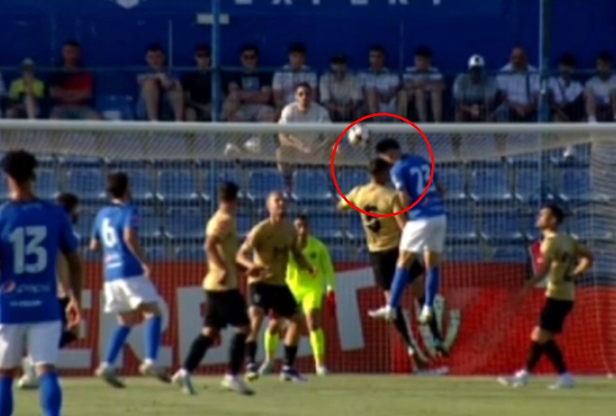 Fază ciudată în Farul - Voluntari » Ambulanță pe teren și penalty dictat cu VAR după 3 minute + Verdictul specialistului