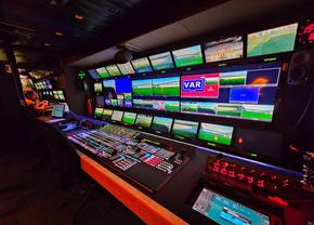VAR low-cost la FCSB - Dinamo! În ce condiții se transmite la TV Derby de România și de ce vor fi emoții la deciziile milimetrice