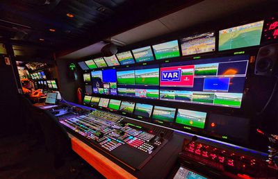 VAR low-cost la FCSB - Dinamo! În ce condiții se transmite la TV Derby de România și de ce vor fi emoții la deciziile milimetrice